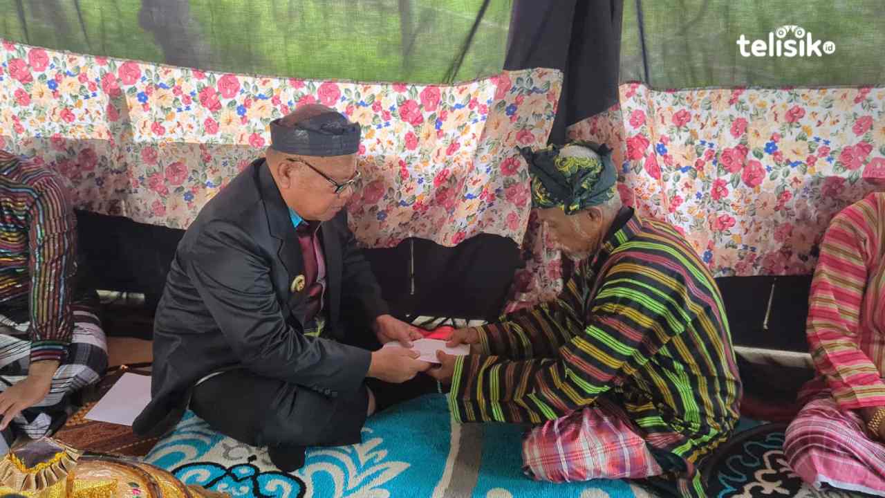 Bupati Buton Selatan Beri Santunan Ketua Adat Saat Ritual Pembersihan Mata Air Hara Mpangi dan Hara Matabenua