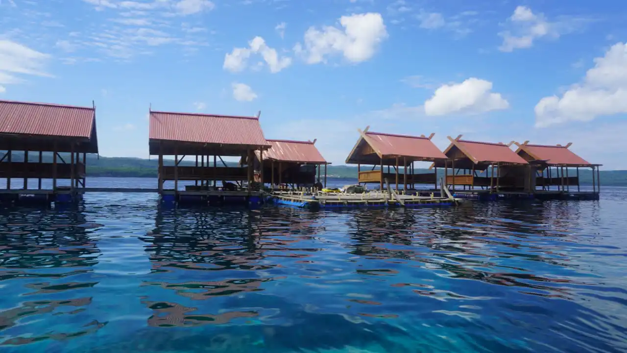 Eksotisme Karamba Resto di Perairan Lande Buton Selatan 