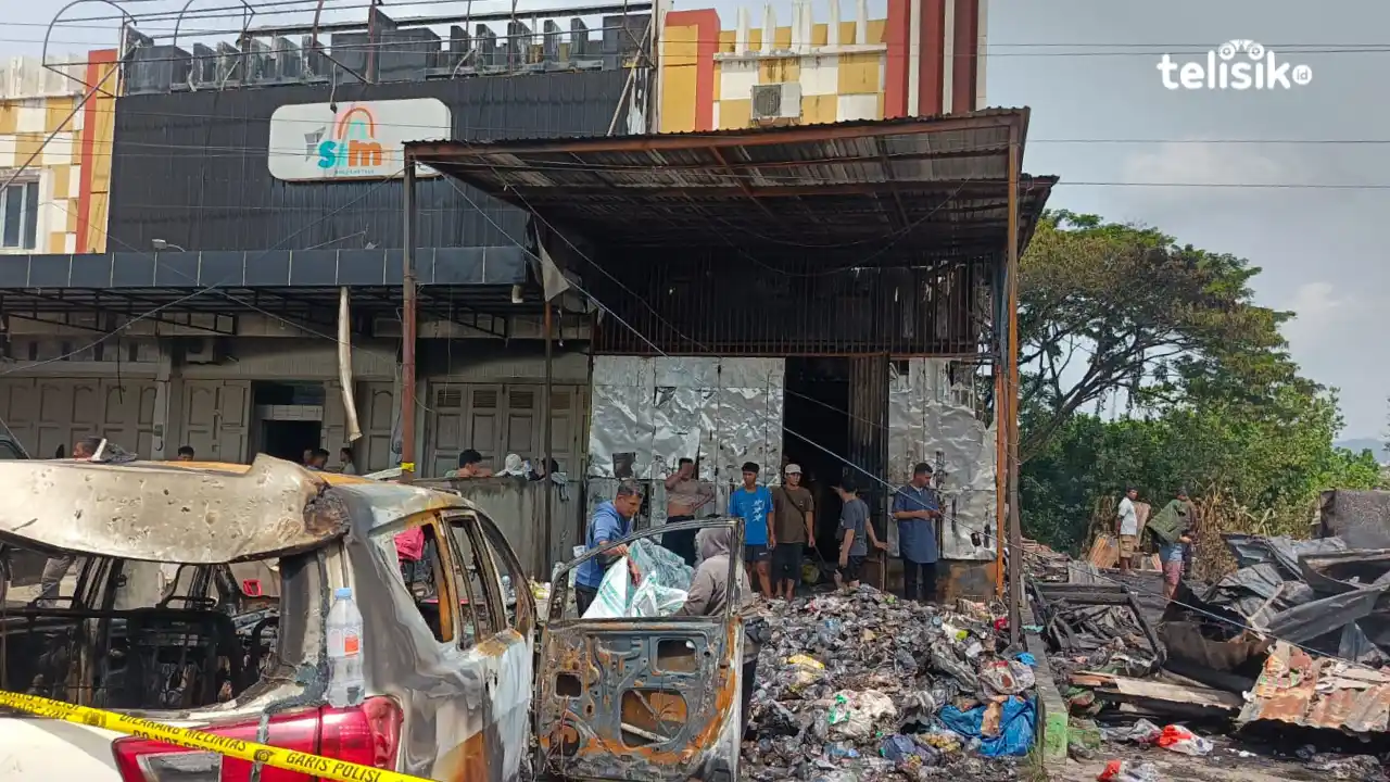 Kebakaran Hebat Hanguskan Belasan Kios dan Sebuah Mobil di Kota Kendari, Penyebab Belum Diketahui