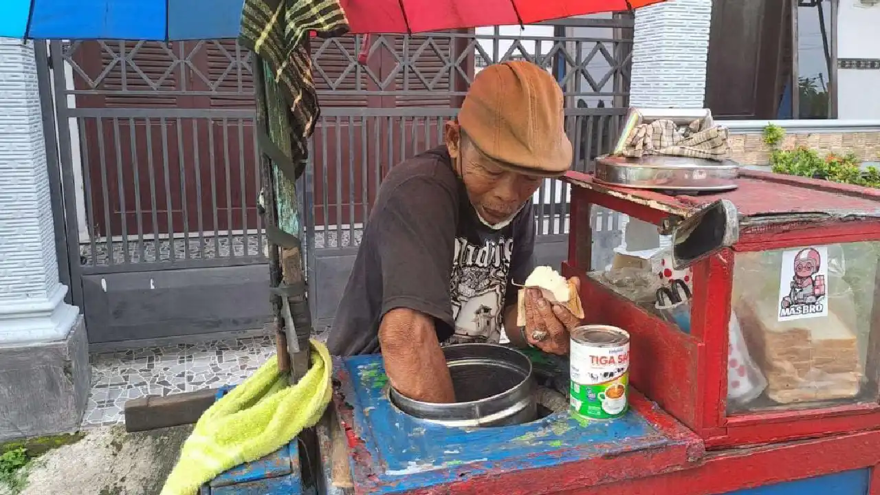 Kisah Penjual Es Krim Keliling, Tetap Bertahan di Tengah Gempuran Es Krim Kekinian