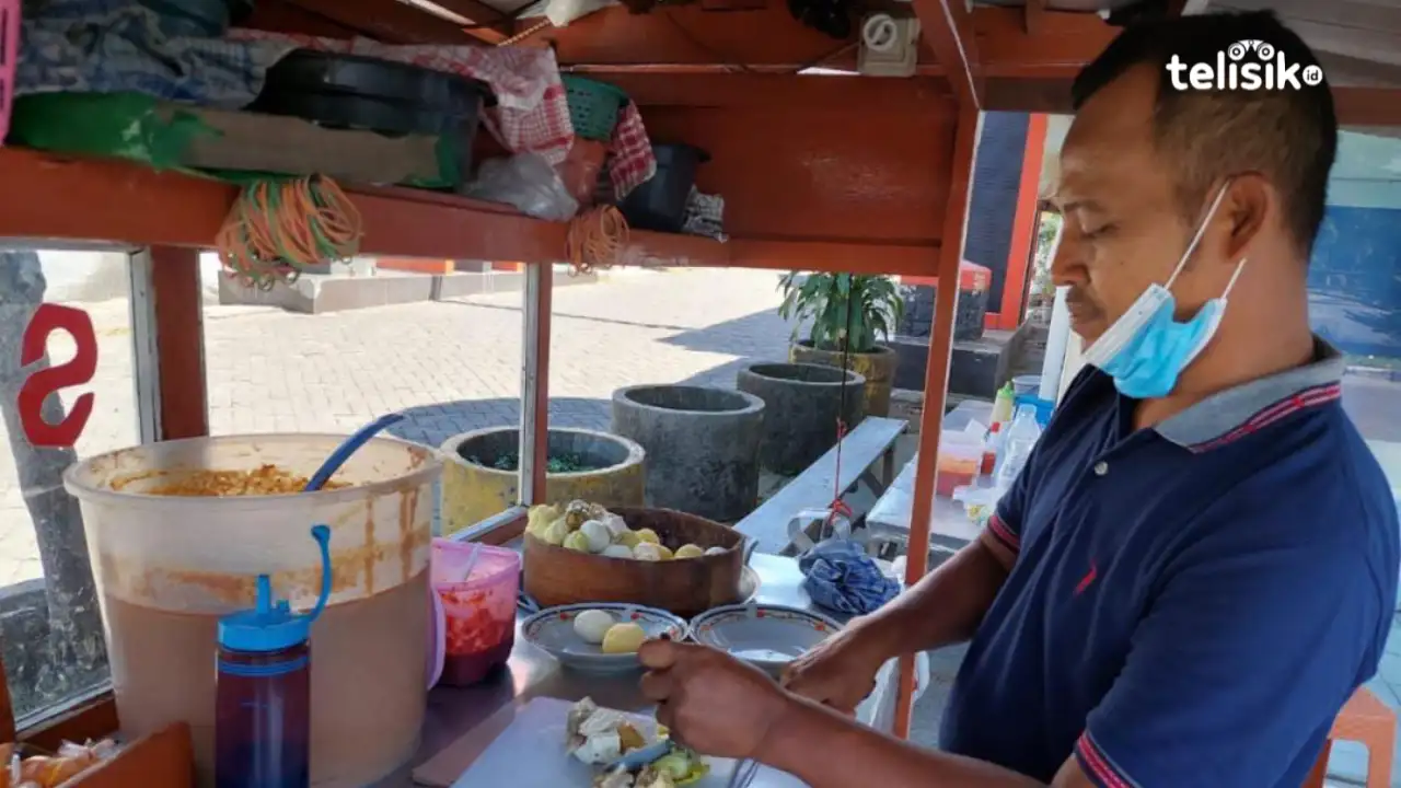 Bertahan Hidup dengan Berjualan Siomay Keliling di Kota Kendari