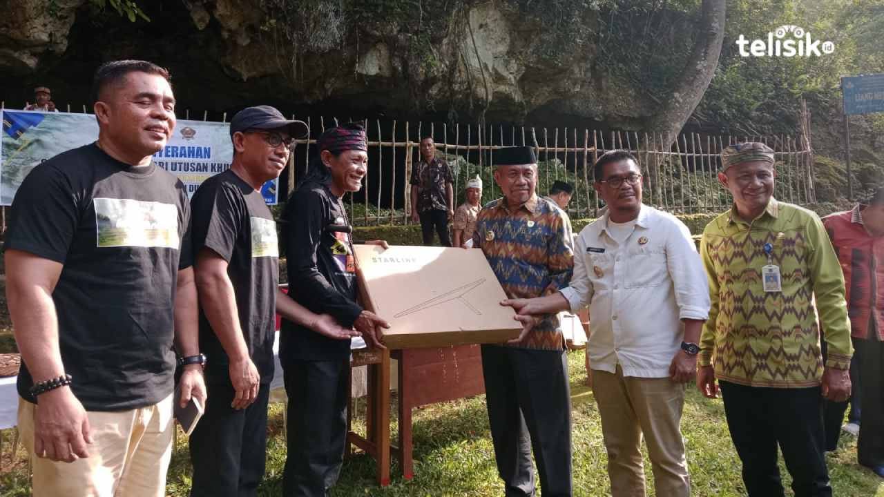 Jaringan Internet Starlink di Area Lukisan Tertua Dunia Gua Prasejarah Liangkabori Muna Mulai Terpasang