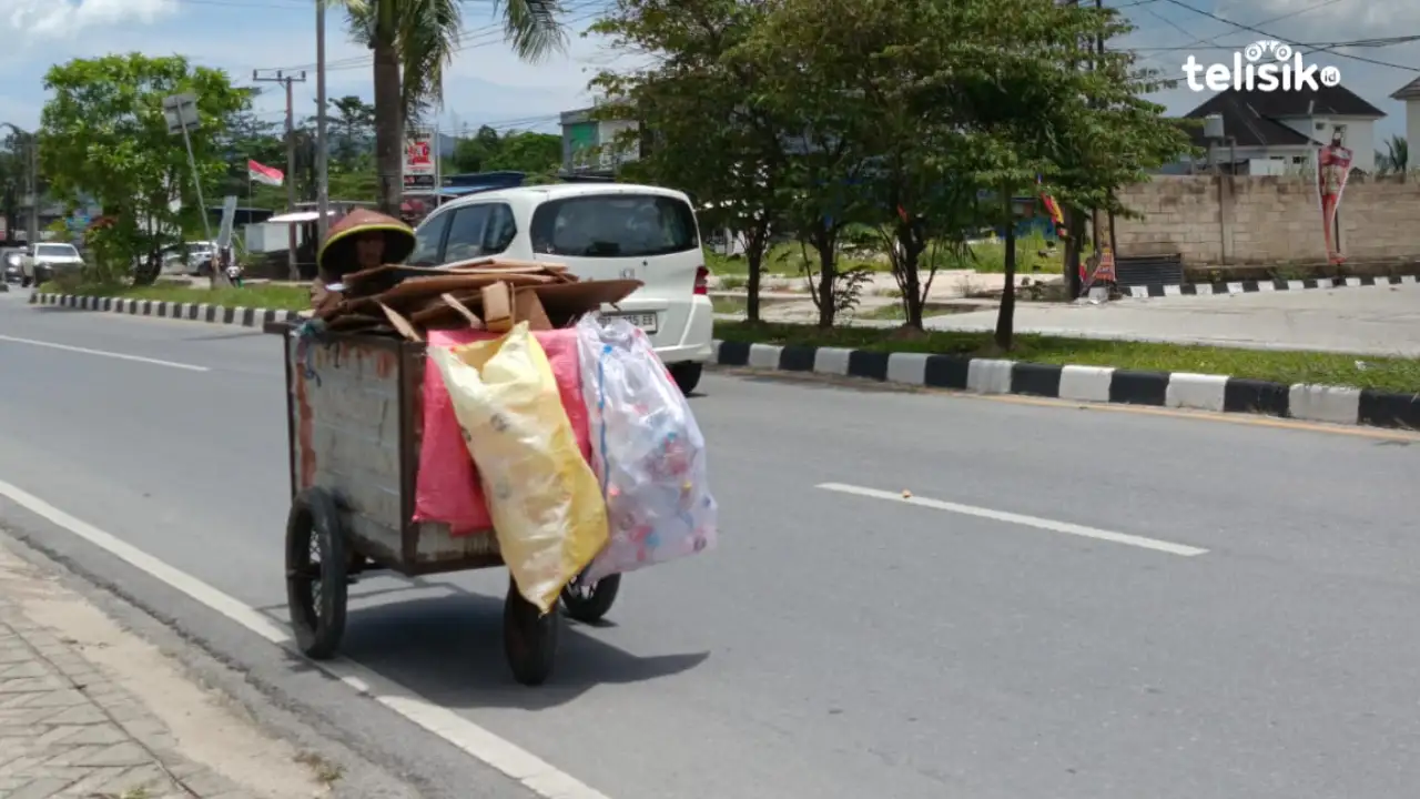 Perjuangan Seorang Pemulung, Melawan Terik Matahari Demi Mendapat Rupiah