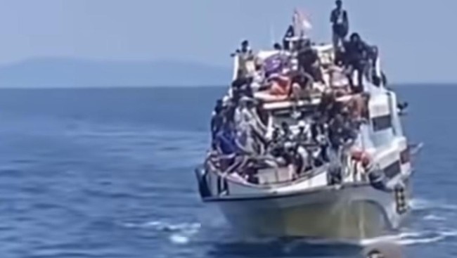 Kapal Pemudik Miring di Wakatobi, Penumpang Berdesakan hingga ke Atap