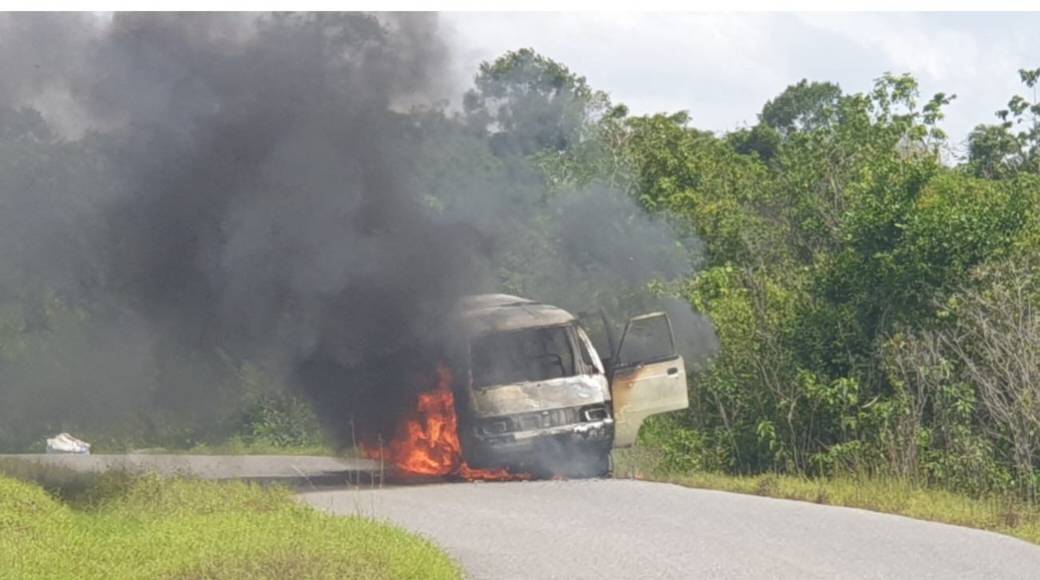 Mobil Angkutan Umum Terbakar Tinggal Rangka di Buton Tengah