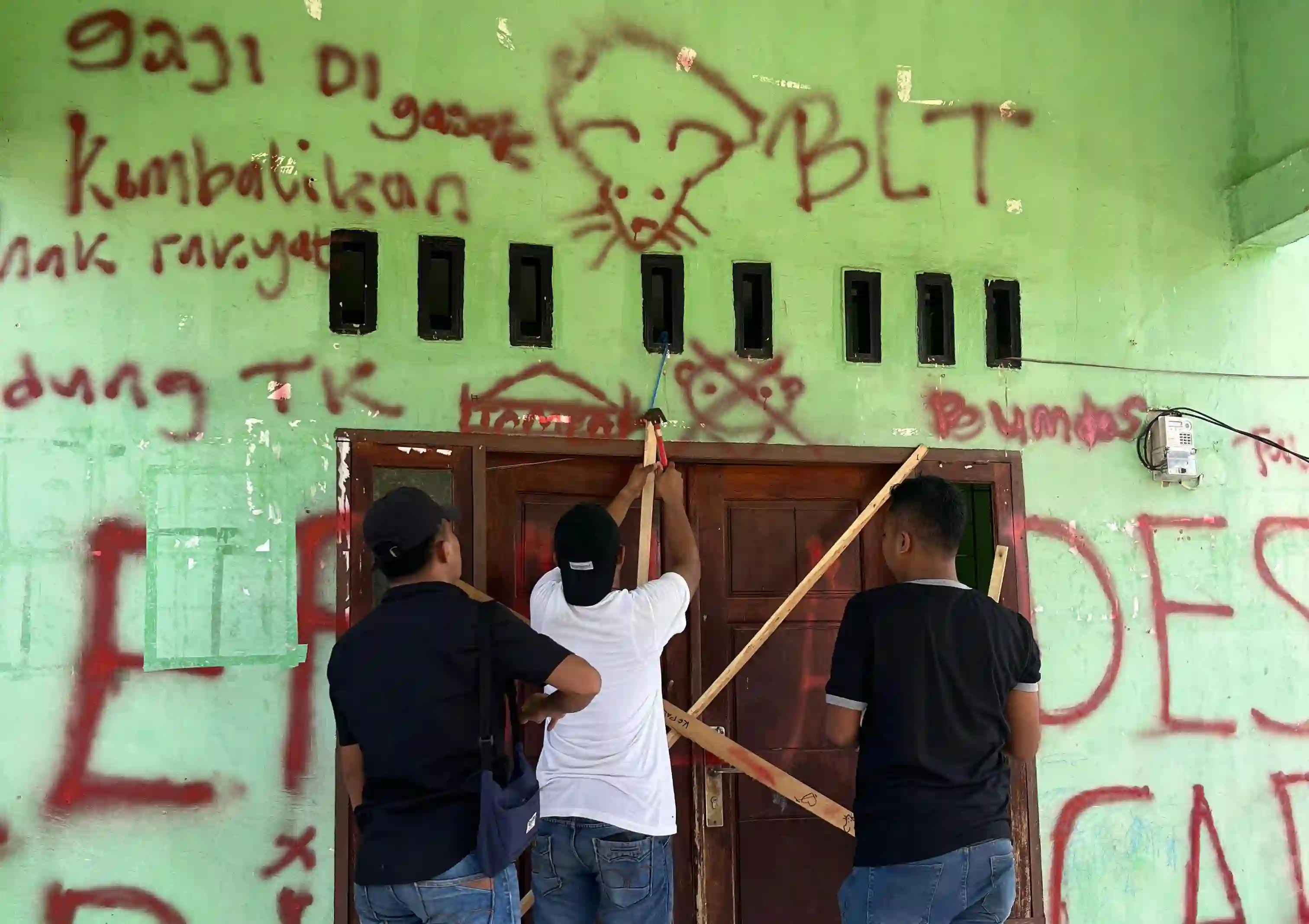Ultimatum Berlanjut, Warga Tampara Wakatobi Segel Kantor Desa untuk Kedua Kali