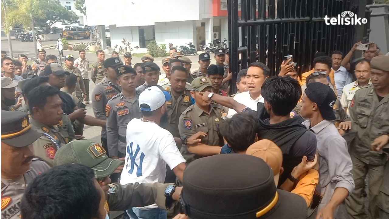 Demo di DPRD Sultra Berujung Ricuh, Mahasiswa Tuntut TNI Kembali ke Barak
