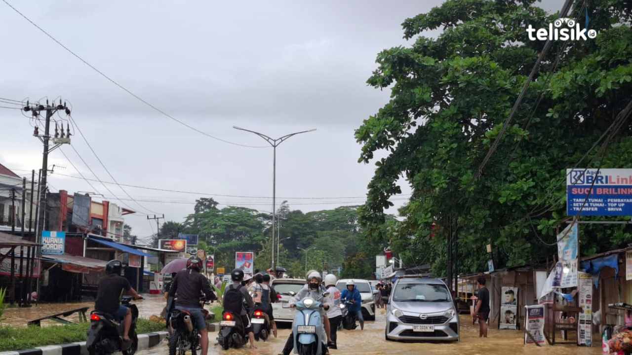 Air Sungai di Kendari Meluap, Jalan Menuju Kampus UHO Pertama Kali Dilanda Banjir