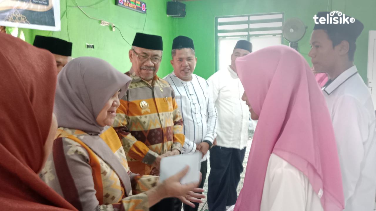 Bangga pada Puluhan Santri Desa Moolo, Bupati Muna Wajibkan Pejabat Bisa Baca Al-Qur'an