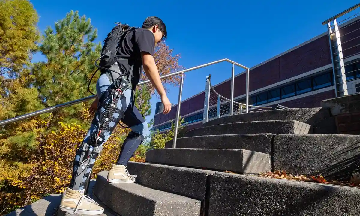 Terobosan Teknologi Exoskeleton: Orang Lumpuh Bisa Berjalan Lagi dengan Robot Pintar
