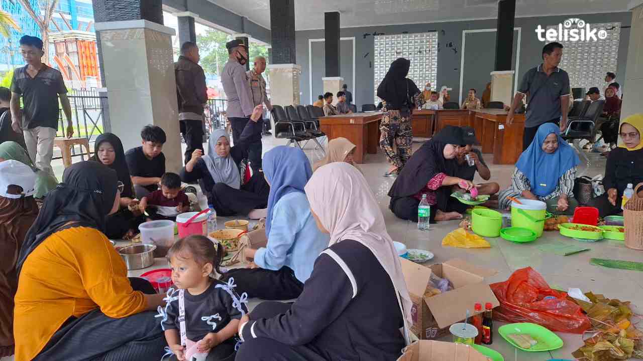 Warga Kolaka Timur Bawa Peralatan Dapur ke DPRD Sultra Gegara Sawah Tergusur