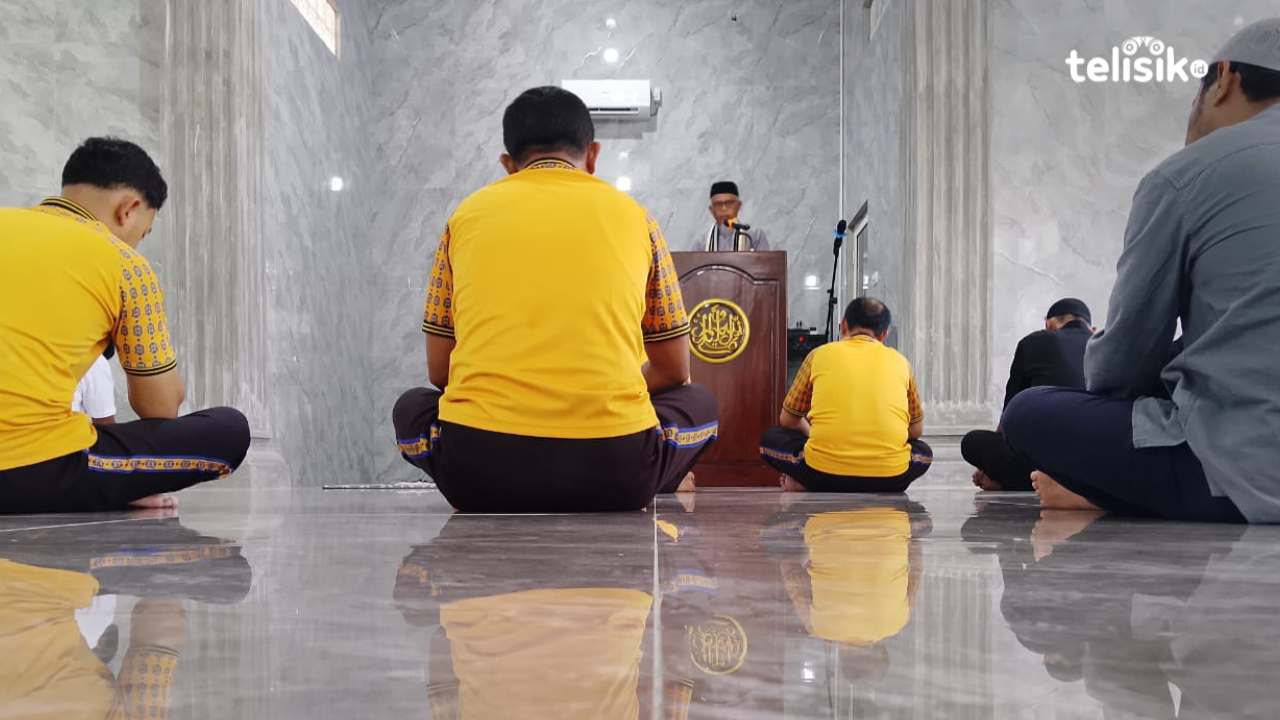 Plt Kadikbud Muna Khotbah Jumat di Masjid Polres Serukan Perangi Narkoba