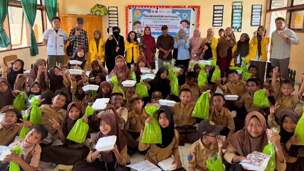 Wujudkan Tri Dharma Perguruan Tinggi, Dosen TLM UMW Gelar Pengabdian Gerakan Lawan Cacing di SDN 1 Muara Sampara