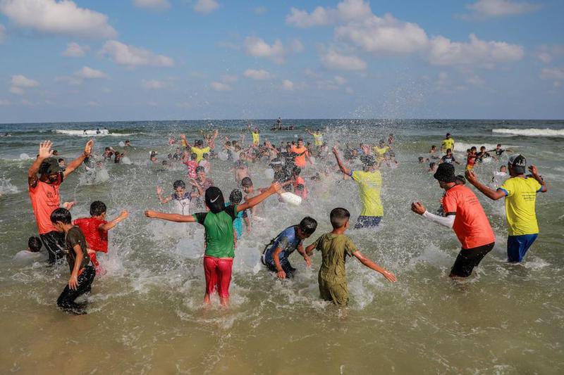 Masa Kecil Direnggut Perang, Anak-anak Gaza Temukan Kebahagiaan saat Bermain di Laut