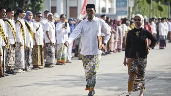 Kemenag Buat Aturan ASN Pakai Sarung dan Peci dalam Sepekan, Begini Penjelasannya