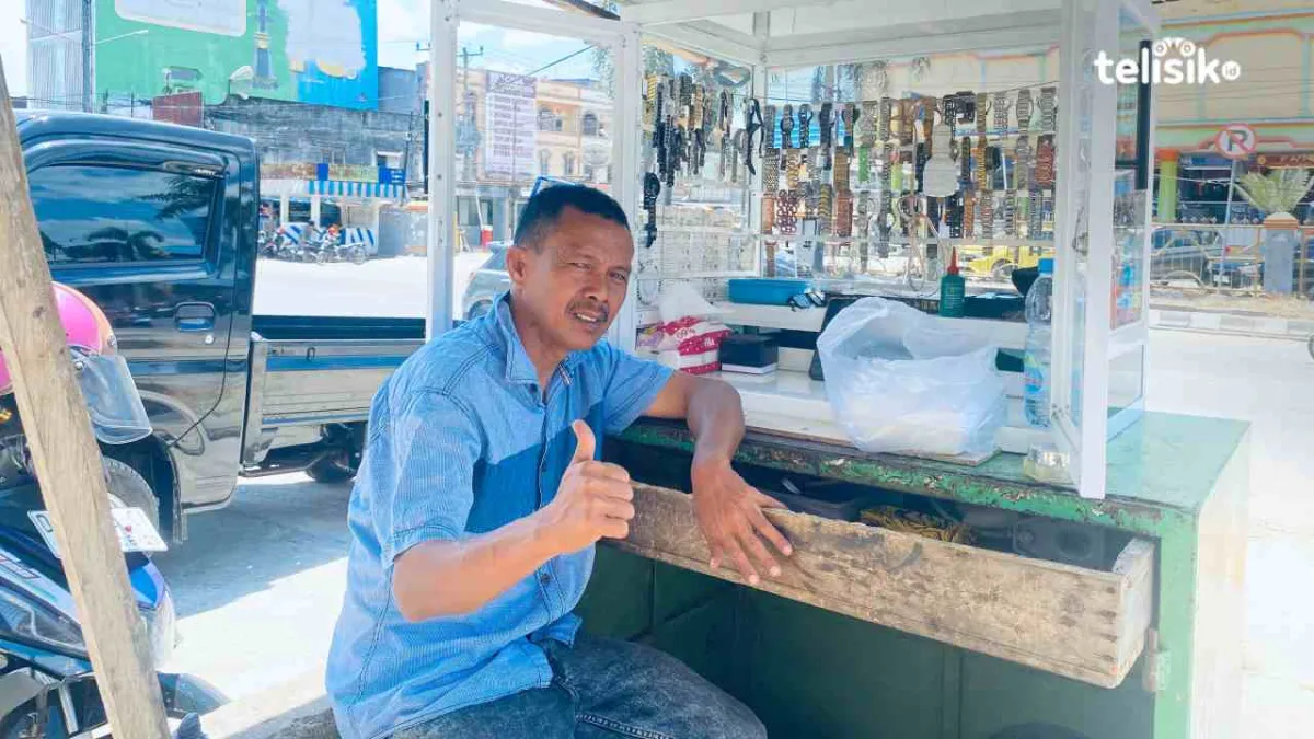 Bukan Usaha Baru, Penjual Jam di Depan Mall Mandonga Kendari Ini Sudah Bertahan Sejak 1997
