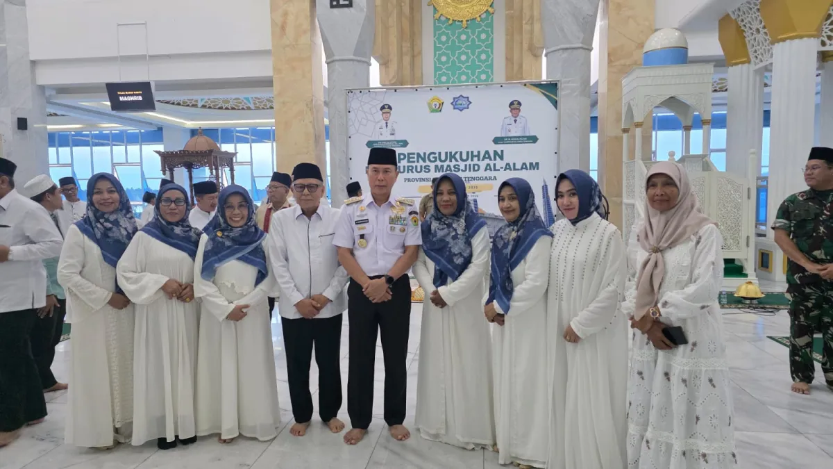 Gubernur Sultra Kukuhkan Pengurus Masjid Al-Alam, Harmawati Pimpin Bidang Majelis Taklim
