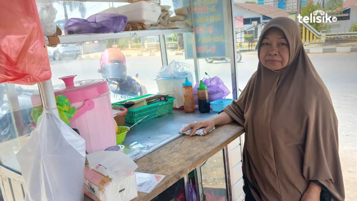 Penjual Gado-gado di Kendari Ini Punya Cara Sendiri Bikin Bumbu Kacangnya Makin Nikmat