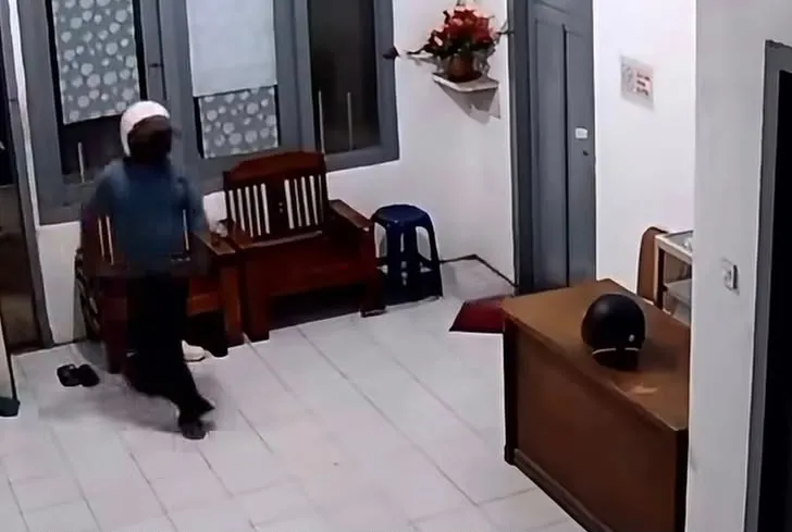 Warga Baubau Dihebohkan Rekaman CCTV Pria Berhelm Pink Curi Barang Penghuni Penginapan