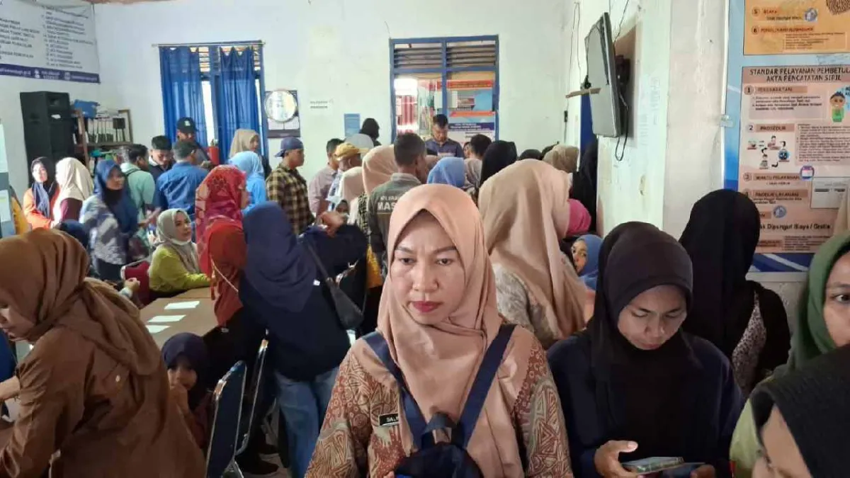 Ratusan PPPK Paruh Waktu Padati Disdukcapil Buton Selatan Lakukan Aktivasi IKD