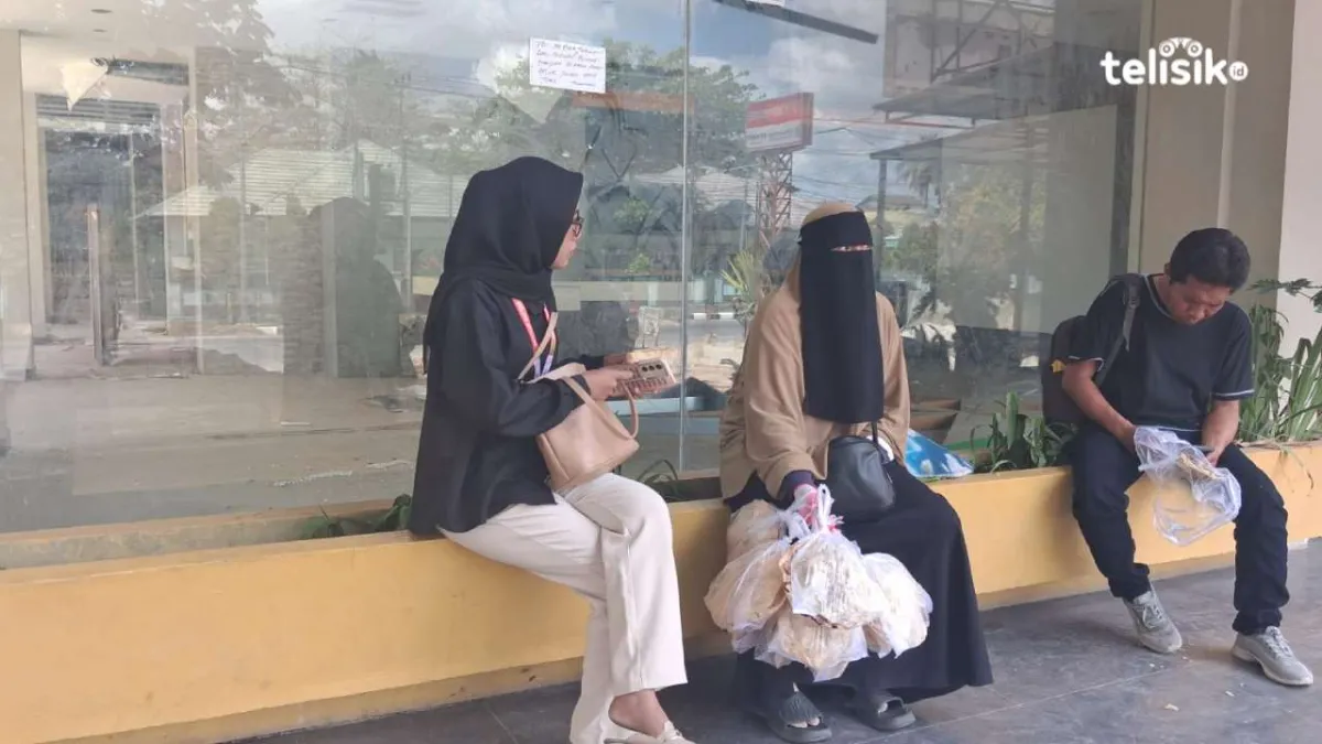 Ibu Ini Bertahan Jual Kerupuk di Lampu Merah jln. Syech Yusuf kota Kendari, Alasannya Bikin Elus Dada