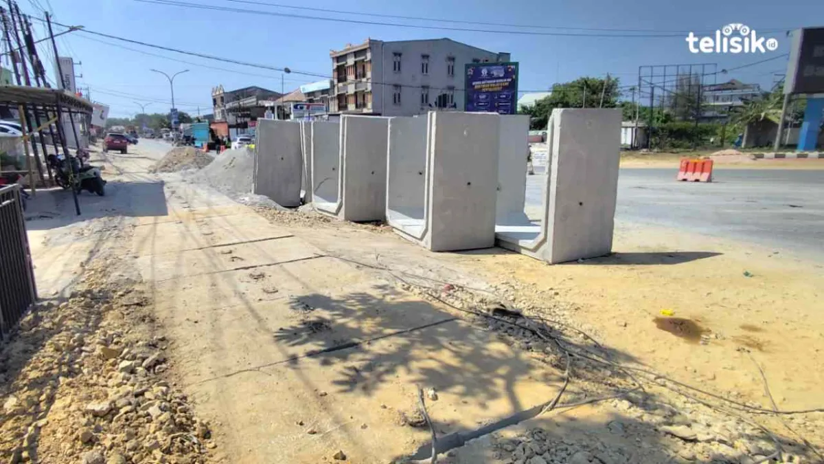 Proyek Drainase di Jalan Panjaitan Kendari Picu Kemacetan Arus Lalu Lintas dan Menyisakan Satu Jalur