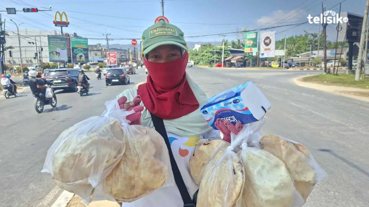 Dikejar Petugas hingga Dagangan Diambil, Ibu Ini Bertahan Jual Kerupuk di Lampu Merah Kendari Demi Sarjanakan 2 Anak