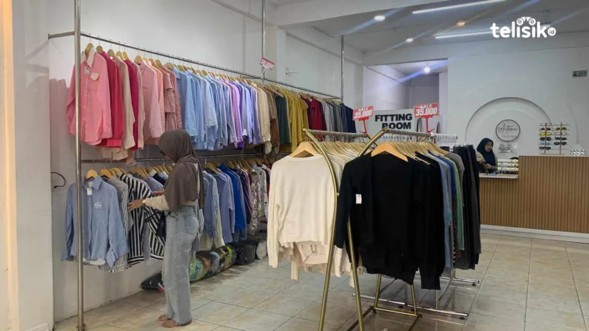 Tren Thrift Belum Redup di Kendari, Anak Muda Berburu Jeans hingga Pakaian Rajut Unik