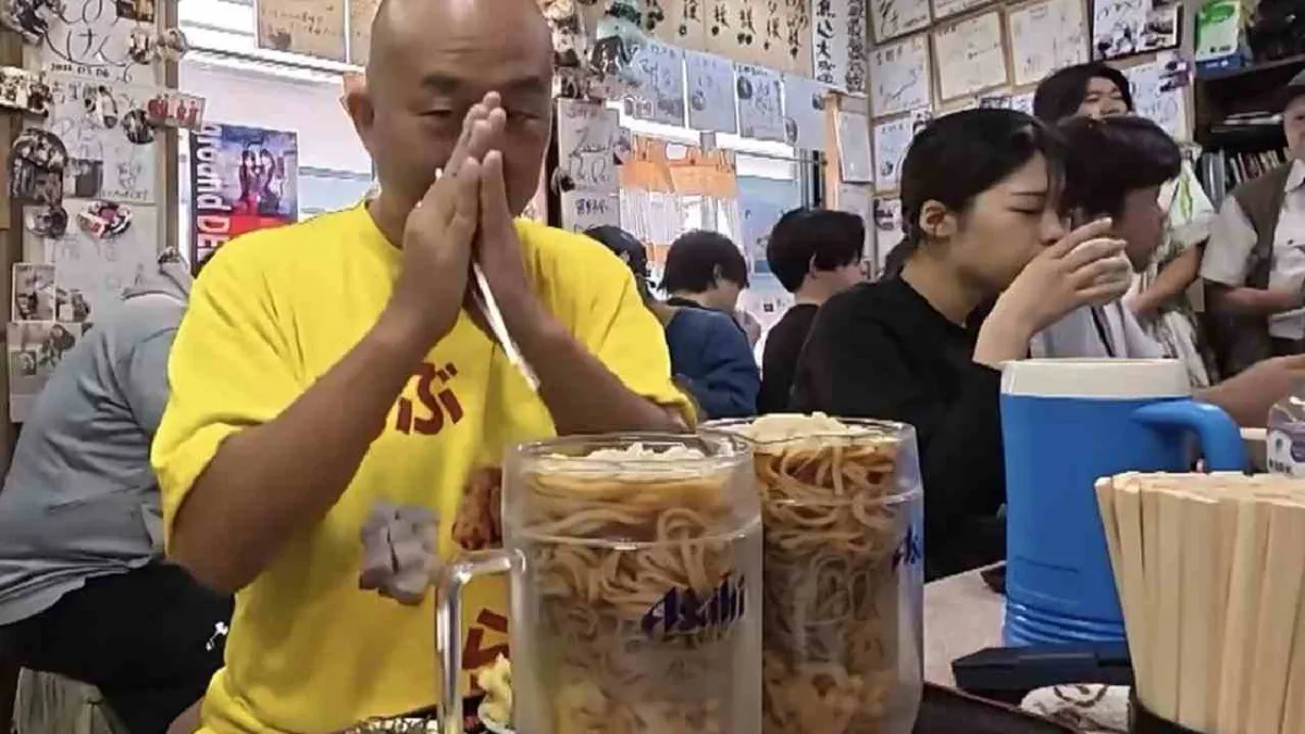 Unik: Restoran Jepang Ini Hadirkan Porsi Mie 1,5 Kg dalam Gelas Raksasa