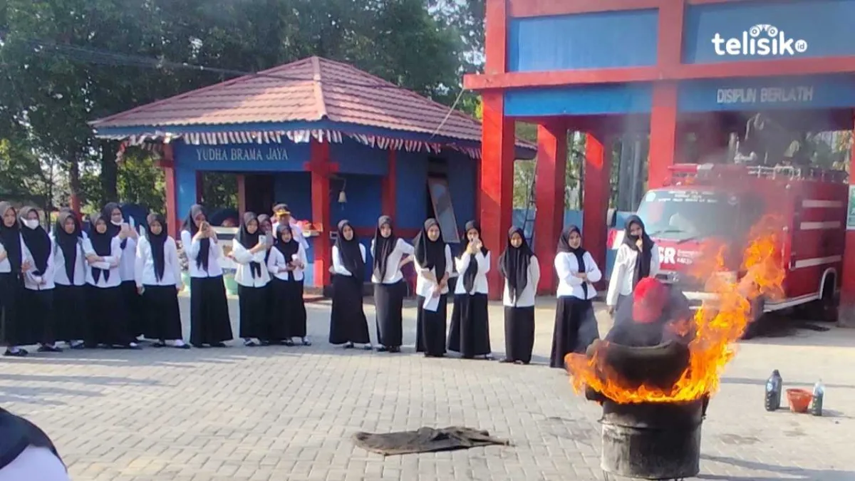 Antisipasi Kebakaran, Damkar Kendari Edukasi Mahasiswa Gunakan APAR