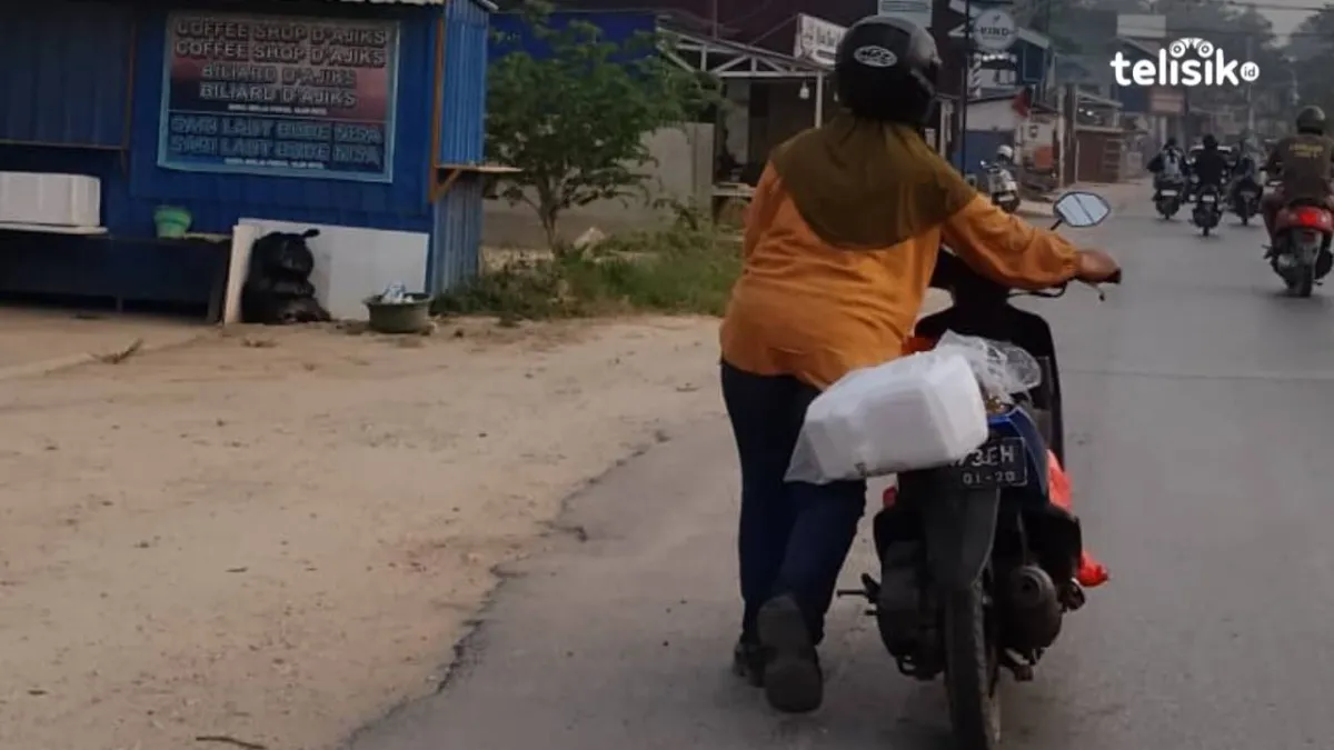 Kehabisan Bensin, Ibu di Kendari Terpaksa Dorong Motor Usai Antar Anak Sekolah