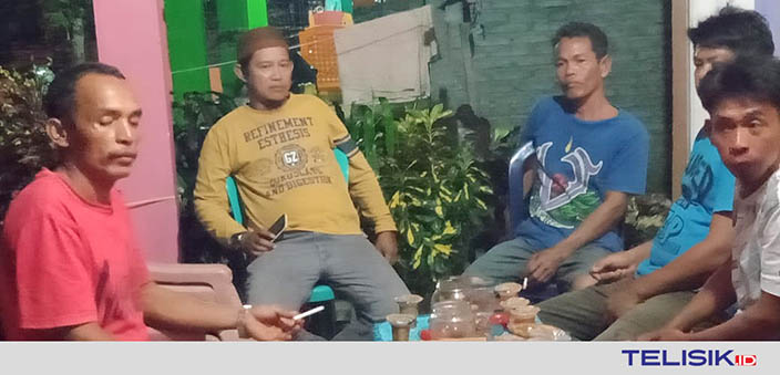 Daeng Matalle (baju biru) korban hilang yang berhasil ditemukan bersama Kades Kalu-kaluku Rony Bambang. Foto: Muh. Risal/Telisik