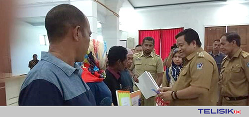 Bupati Muna, LM Rusman Emba menyerahkan bantuan Kube dan Rutilahu pada masyarakat. Foto : Naryo/Telisik