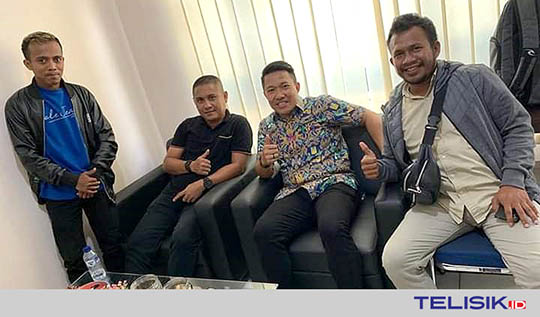 Direktur PDAM Muna, Muhamad Nurhayat Fariki menemui Kasi Perencanaan Prasarana Pemukiman Wilayah (PPW), Firman Aksara terkait pe