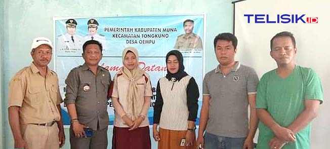 Plt Kades Oempu, Hayari Imbu bersama tim pendamping desa menyerap aspirasi masyarakat melalui musyawarah. Foto : Naryo/Telisik