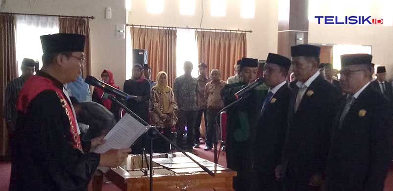 Ketua PN Raha, Catur Prasetyo melantik tiga pimpinan DPRD Muna. Foto : Naryo/Telisik