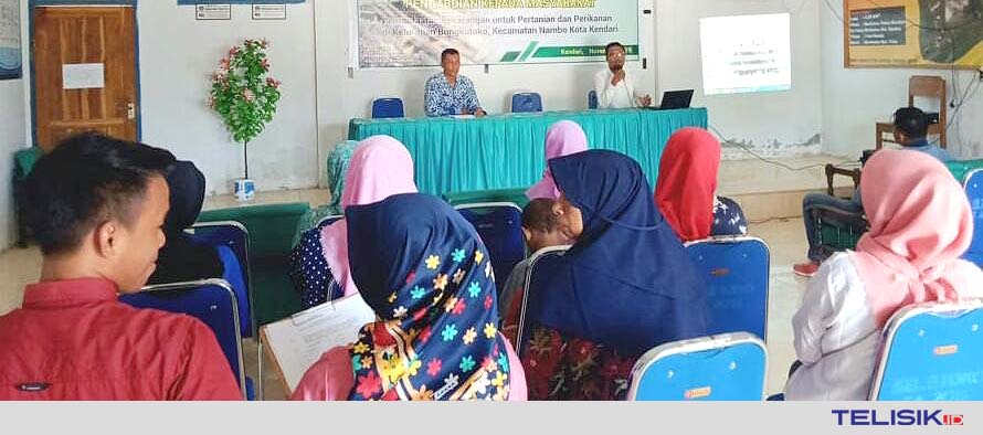 Suasana kegiatan pelatihan pembuatan lahan pertanian dan perikanan oleh Dosen UHO Foto: Istimewa