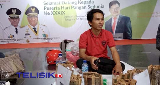 Jamarlin Tejha yang Mencoba Peruntungan Menjual Kayu Bajaka Saat Hari Pangan Sedunia. Foto : Muhammad Israjab/Telisik