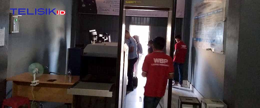 Suasana saat pembesuk narapidana akan melakukan kunjungan ke dalam Lapas Kelas IIA Kendari. Dimana harus melalui penjagaan  keta