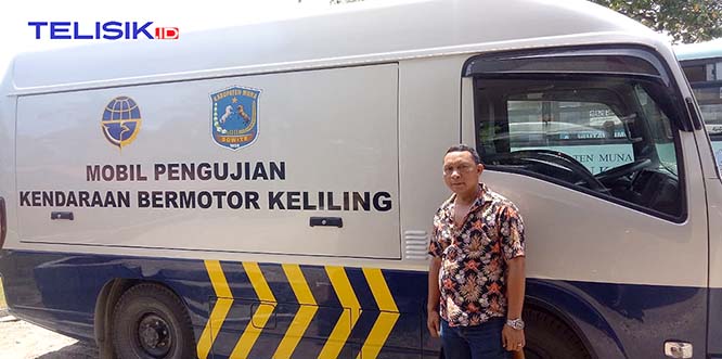 KTU UPT Pengujian Dishub Muna, Dedi Putra memperlihatkan mobil penguji keliling. Foto : Naryo/Telisik