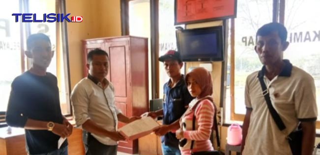 Rahman dan Salam di dampingi kuasa hukumnya Ferry Ashari saat melaporkan ketua panitia Pilkades, Desa Nyule. Foto: Muh. Risal/Te