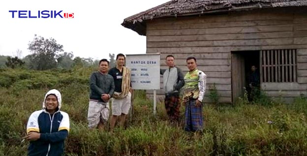 Rombongan Kolut Track bersama Wakil Bupati saat berfoto depan Kantor Desa Siluman. Desa Wiau, Kec. Routa, Kab. Konawe 2018 lalu.