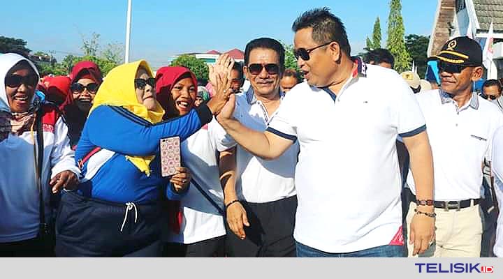 Anggota PGRI Muna nampak akrab dengan Bupati, LM Rusman Emba. Foto : istimewa