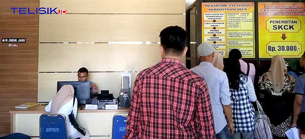 Para Pencari Kerja, Ramai-ramai Datangi Polda Sultra dalam Pengurusan SKCK. Sebagai Syarat Pendaftaran CASN. Foto : Muhammad Isr