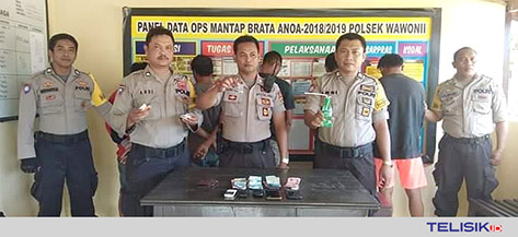 Mapolsek Wawonii  menunjukan barang bukti sabu, setelah menangkap lima orang yang diduga sebagai pengedar di Konawe Kepulauan. F