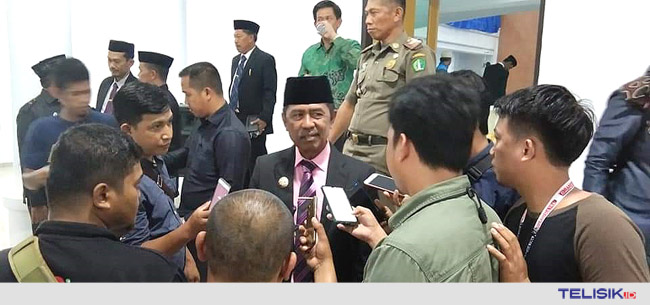 Bupati Kolaka Utara, H. Drs. Nur Rahman Umar MH saat dikonfirmasi awak media usai pelantikan. Foto isimewa