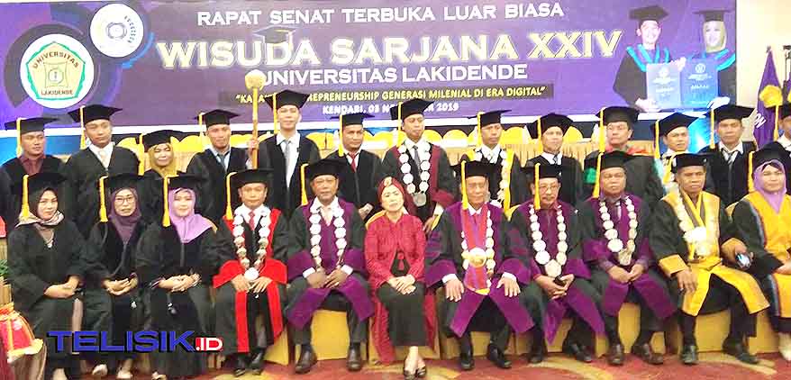 Universitas Lakidende lakukan Wisuda ke 24, disalah satu hotel di Kendari. Foto: Muhammad Israjab/Telisik