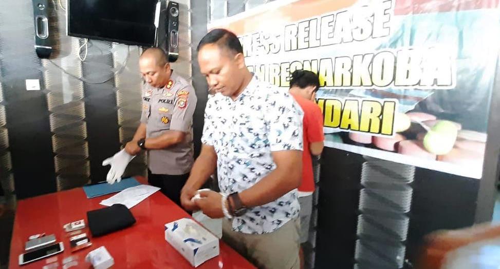 Resnarkoba Polres Kota Kendari, Berhasil Menangkap Pengedar Sabu Sebanyak 20 Sachet. Foto : Muhammad Israjab/TelisikID