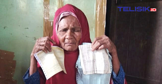 Nenenk Wa Dangia menunjukkan alas hak kepemilikan tanahnya yang diklaim anak peminjam tanah almarhum Wa Asara. Foto: Muhammad Sh