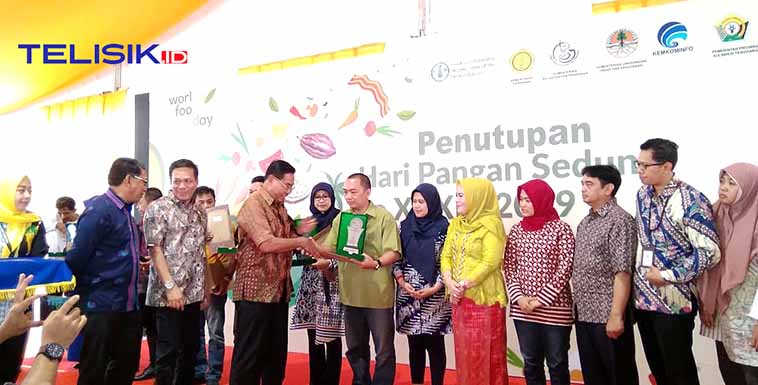 Penyerahan Cinderamata Kepada Perwakilan pemenang Lomba Kategori Stand Pameran Terbaik saat HPS ke 39 di Kota Kendari. Foto : Mu